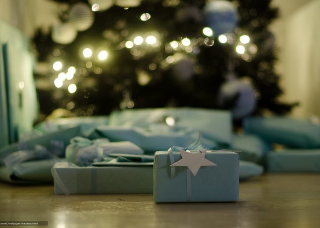 Decorare un albero di Natale: regali