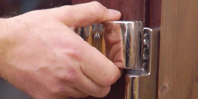 Come regolare la porta di plastica: Chiudere la porta e rimuovere il rivestimento