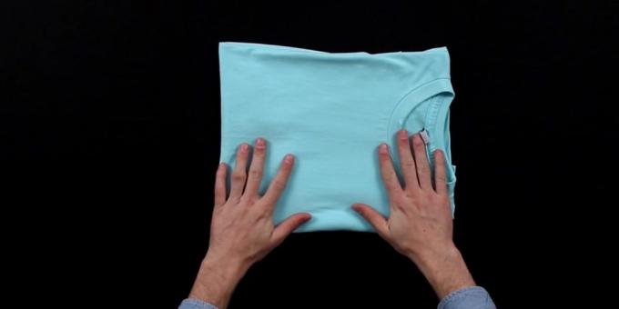 Piegare la maglietta modo che la parte anteriore del manicotto sporgente coperto
