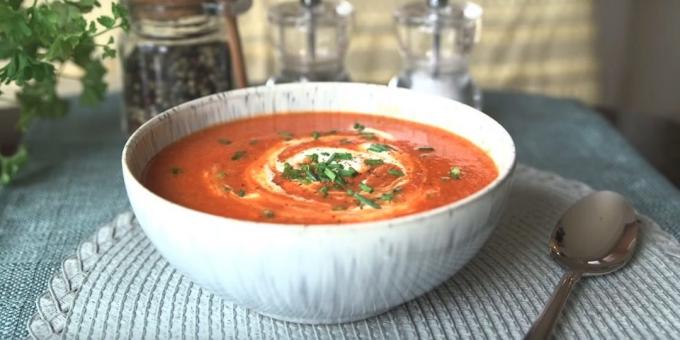 Zuppa di pomodoro con il cavolfiore, peperone, cipolla e aglio: ricetta facile