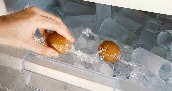 foglio di uova di cibo nel congelatore