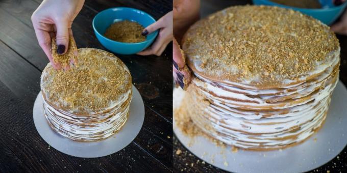 Ricetta Torta "Torta di miele": La macinatura torta rimanente in briciole e cospargere la sua torta.