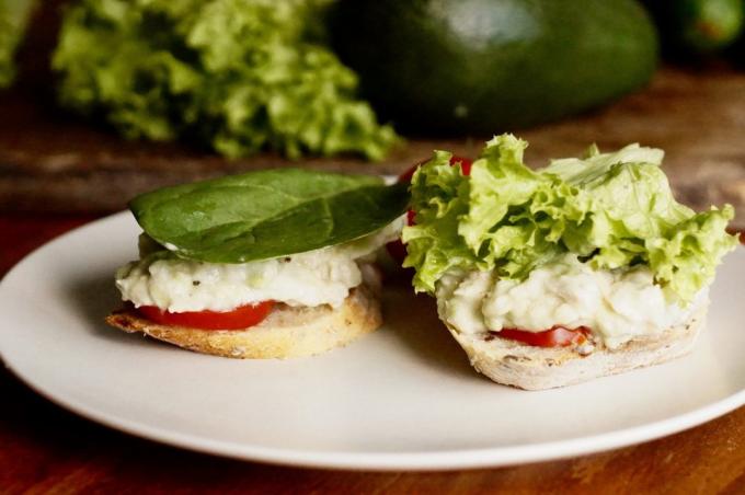 Sandwich con avocado e insalata