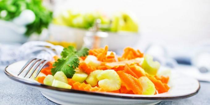Insalata leggera di gambo di sedano e carote