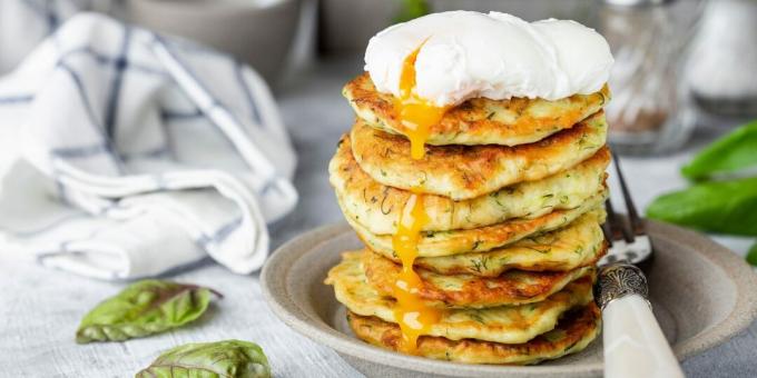 Frittelle con formaggio e salsiccia su kefir