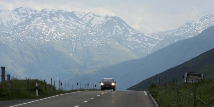 La strada attraverso il passo dell'Oberalp in Svizzera