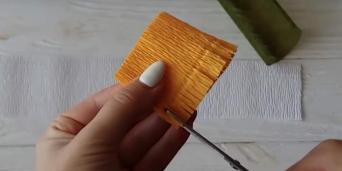 Come realizzare un bouquet di caramelle fai da te: fai dei tagli su una striscia