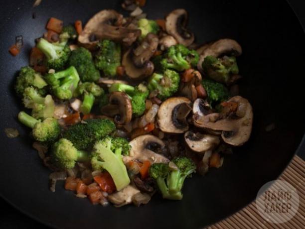 Come preparare il riso saltato in padella: mescolare i funghi con le verdure