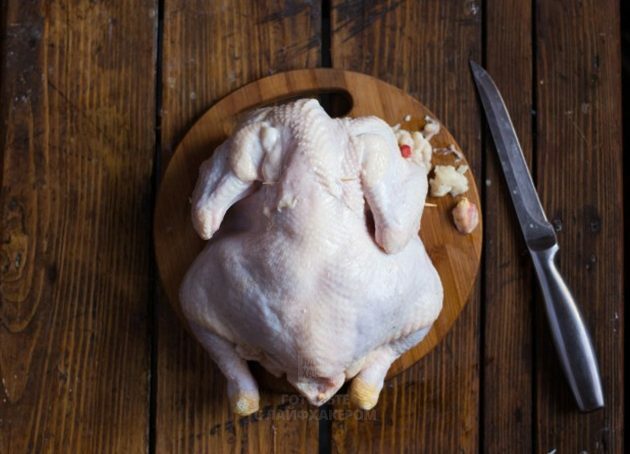 Pollo al forno con limone: elimina la pelle in eccesso del collo