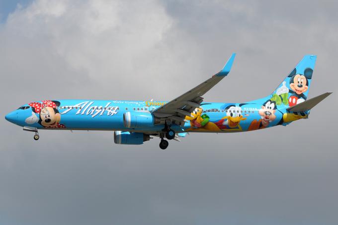Airlines Boeing 737-900 Alaska Airlines livrea a Disneyland
