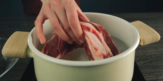 Incrementale ricetta borscht: Versare acqua fredda nella pentola, mettete la carne