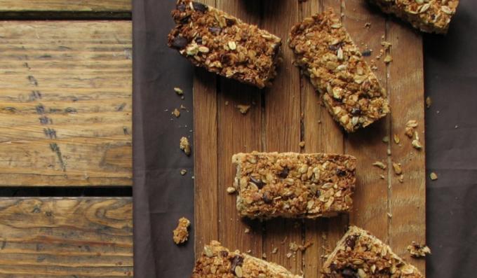 Barrette di muesli con cocco, cioccolato e semi