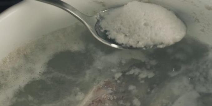 Passo dopo passo ricetta per borscht: prima di ebollizione, togliere la feccia