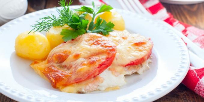 Salmone rosa al forno con pomodoro e formaggio: una ricetta semplice