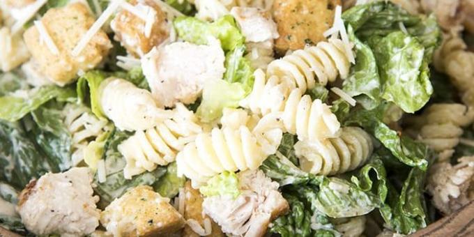 Caesar salad con pollo e pasta