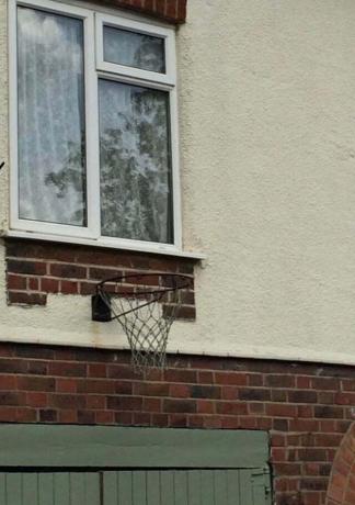 canestro da basket sotto la finestra