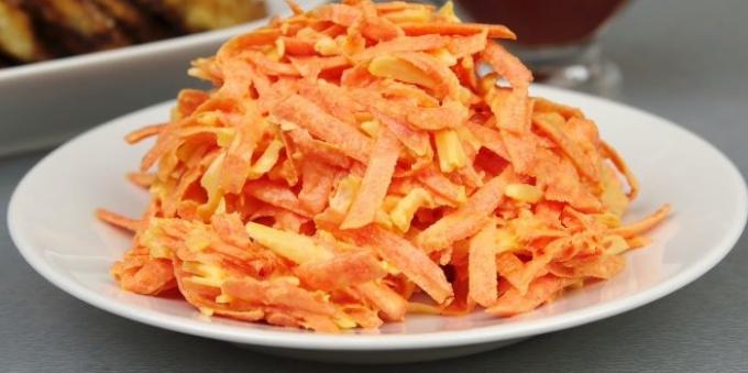 Insalata della carota, formaggio e aglio