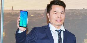 Huawei mostrava primo smartphone con un foro nello schermo sotto la telecamera selfie