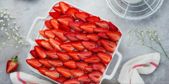 Dessert di cagliata con fragole senza cottura