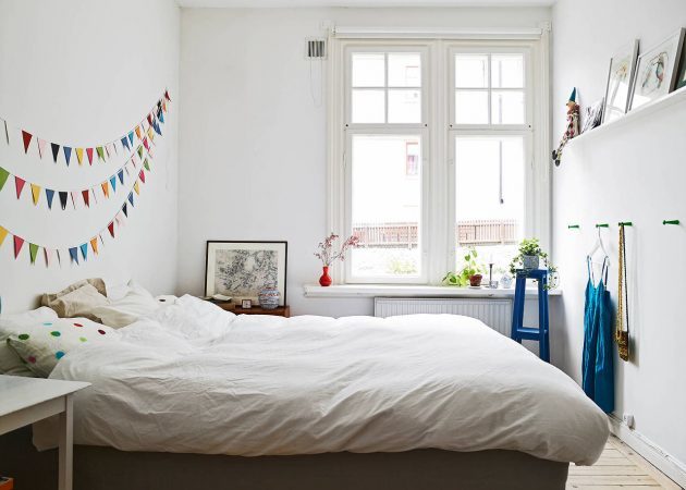 Piccola camera da letto: i ganci sul muro
