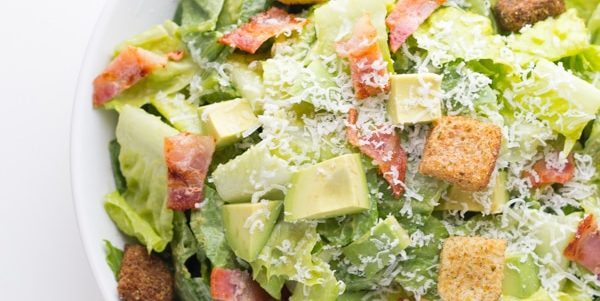insalata Caesar con pancetta e avocado