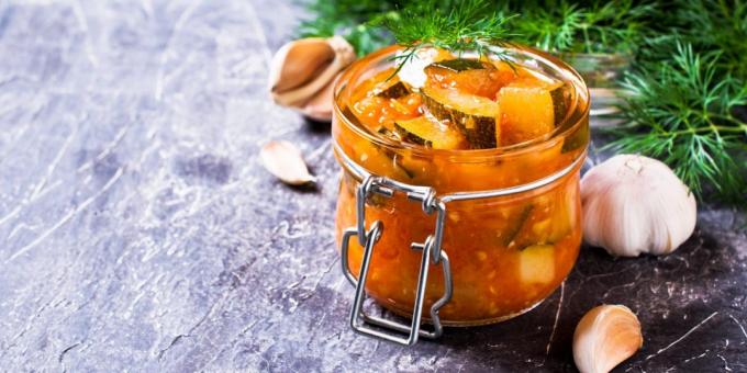 Insalata di zucchine in inverno "linguaggio Teschin" con pepe, aglio e pomodoro incollare