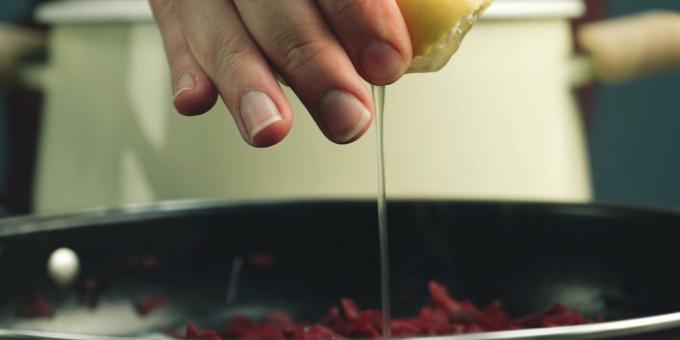 Passo dopo passo ricetta per borscht: Combina barbabietole da acido citrico, aceto o succo di limone