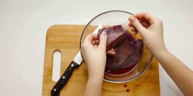Come cucinare il fegato di maiale: rimuovere la pellicola