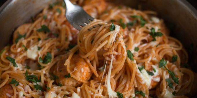 Spaghetti con polpette e salsa di pomodoro