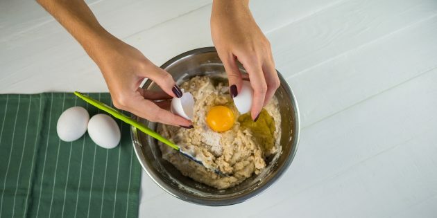 Torta di pere e noci: aggiungere lo yogurt, il burro e le uova