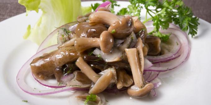 funghi marinati con aglio e chiodi di garofano