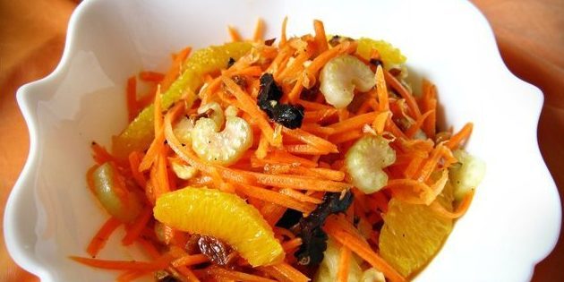 Insalata di carote, arance, sedano, noci e frutta secca