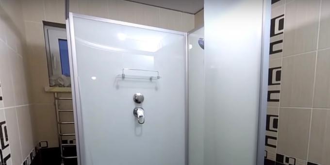 Installazione box doccia fai-da-te: montare i raccordi del pannello centrale
