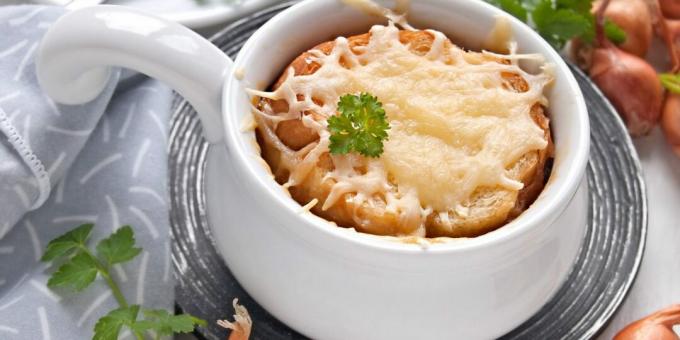 Zuppa di cipolle con funghi e formaggio