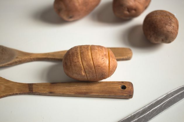 Patate Hasselbeck: tagliare le patate