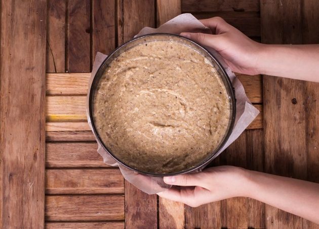 Ricetta torta di noci italiana: stendere l'impasto in uno stampo