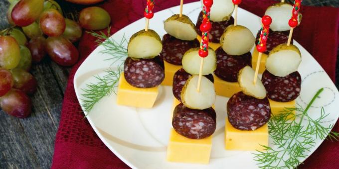 Canape con salsiccia, patate e formaggio