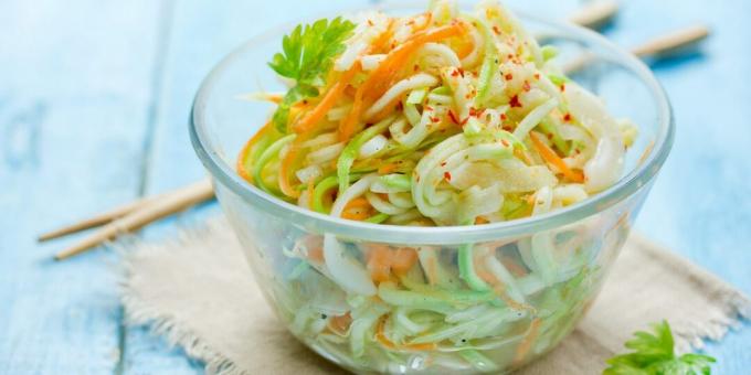 Insalata con zucchine fresche e carote