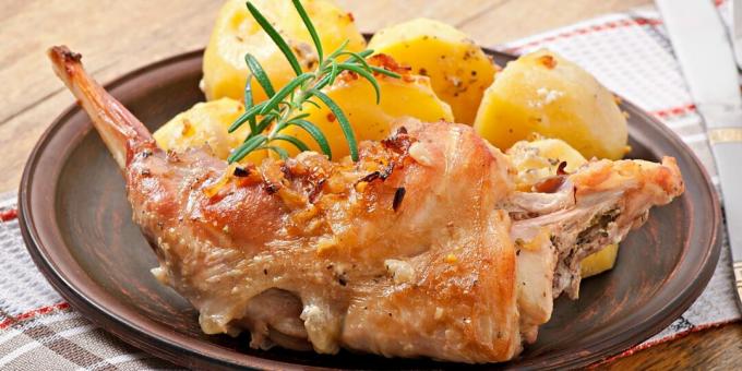 Coniglio al forno con cipolle e patate: una ricetta semplice